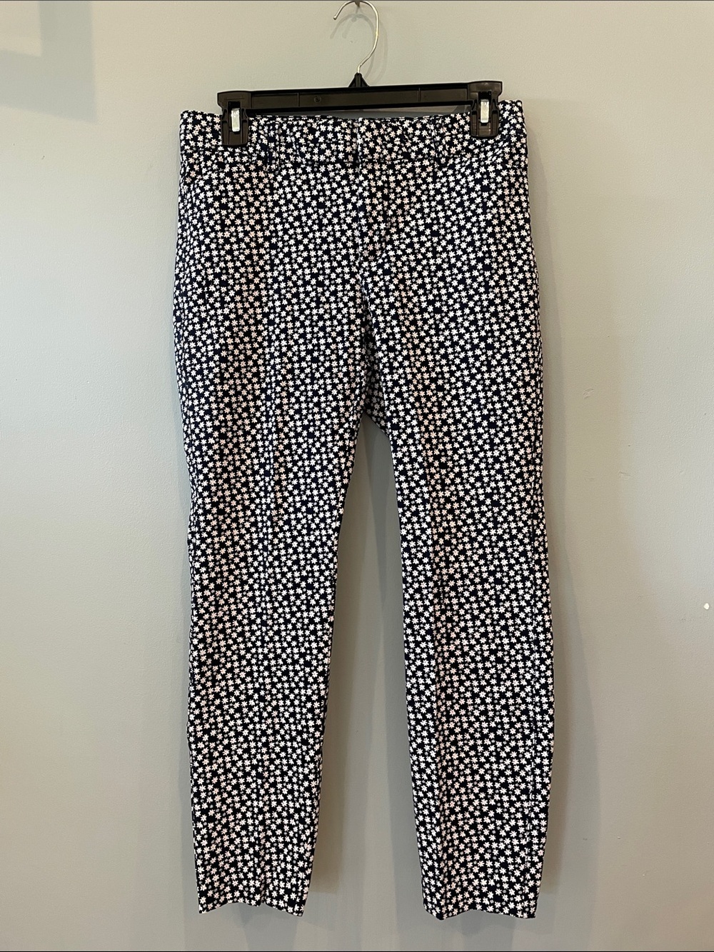 Navy blue and White floral Patterned Pants by gap size 4 like new